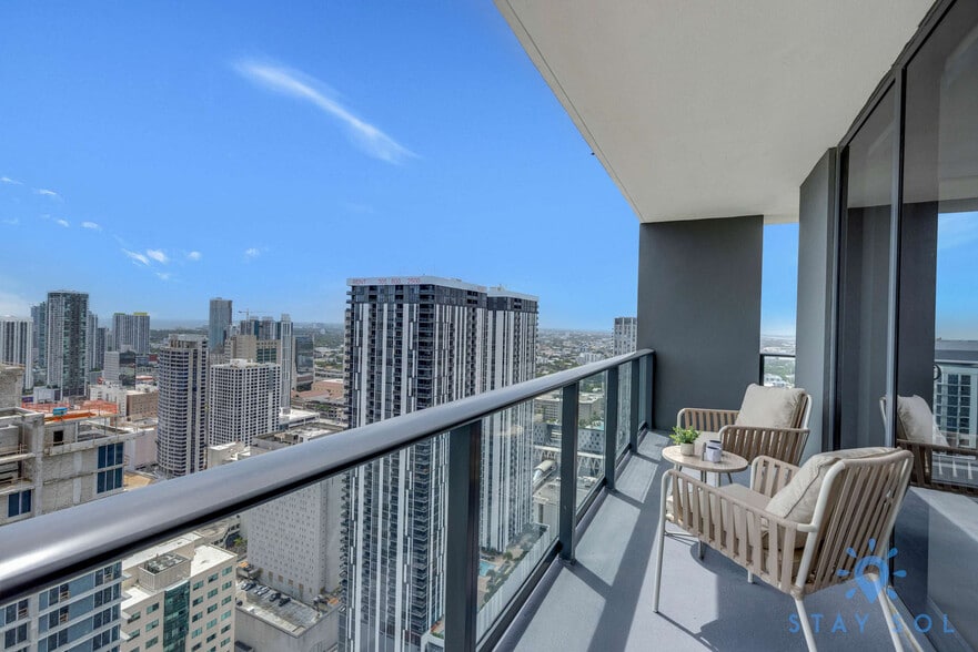 Building Photo - 601 NE 1st Ave