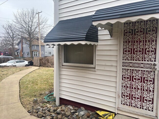 Building Photo - Move-In Ready 3BR Home w/ Fireplace, Garage & Basement – Cleveland