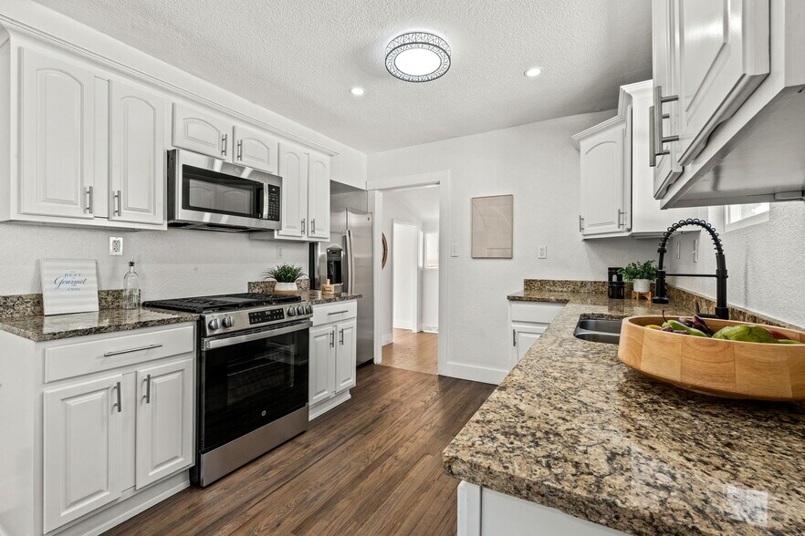 Building Photo - 1557 W Dakota Ave