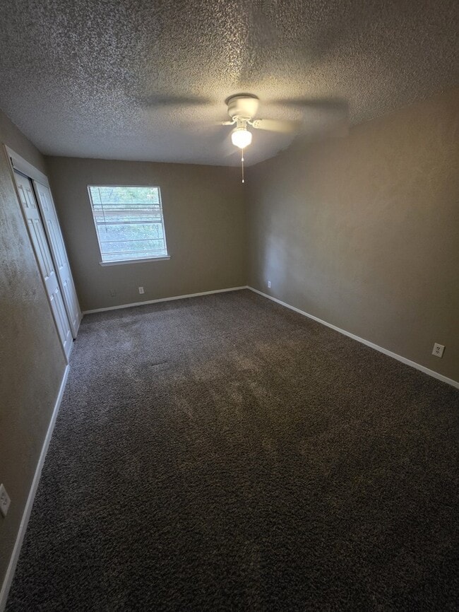 Building Photo - 3 bed 2 bath townhome, 2 car garage