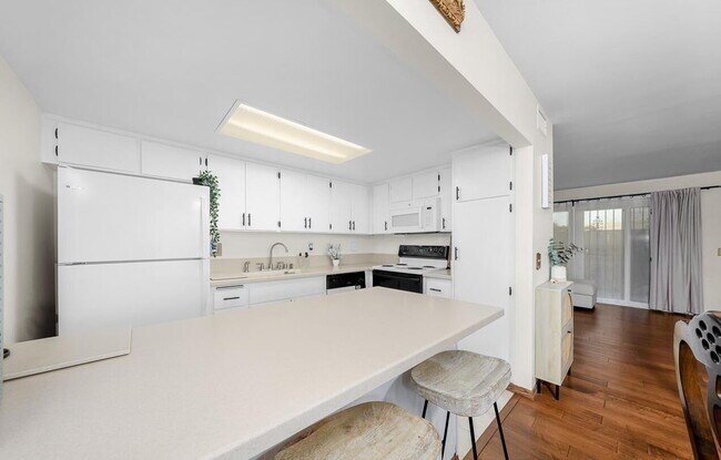 Building Photo - Updated 2 BR 1 BA Condo w/ Private Patio!