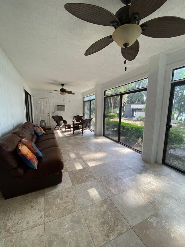 Building Photo - Beautiful Lakefront Condo!