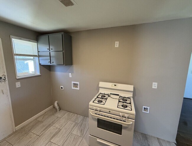 Building Photo - Newly updated 3-bedroom, 2-bath home - Open To Section 8