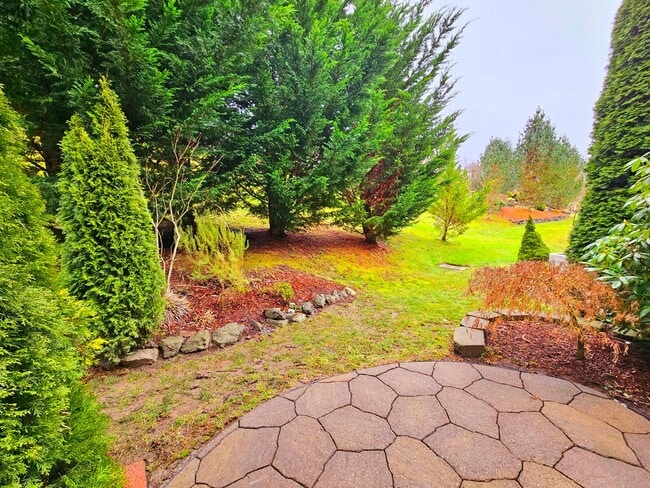 Building Photo - Lovely 2 Bedroom Townhouse Within Walking Distance to Historic Downtown Poulsbo