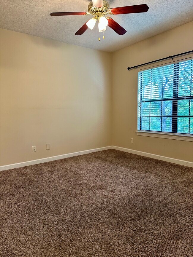 Building Photo - 208 Sterling Oaks Dr