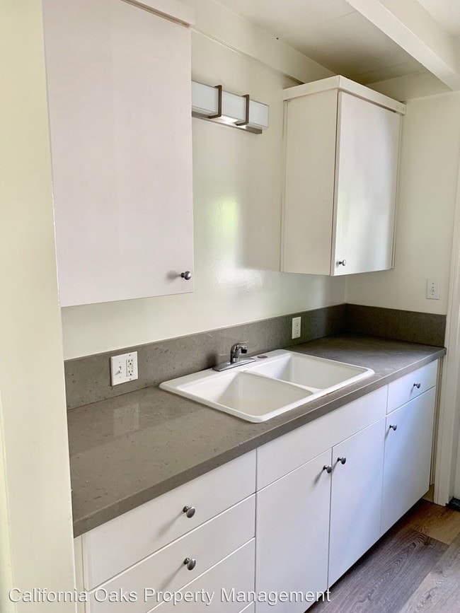 Building Photo - 409 E Oak St