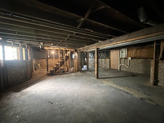 Building Photo - 4BR / 1BA Home with Basement – Near Rainbo...