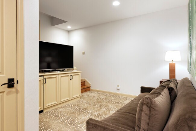 Building Photo - 207 N 2nd St