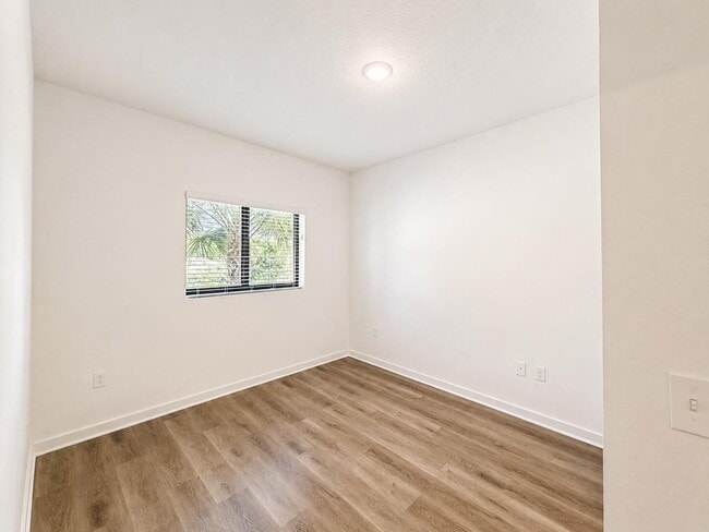 Building Photo - 4250 Lakewood Rd