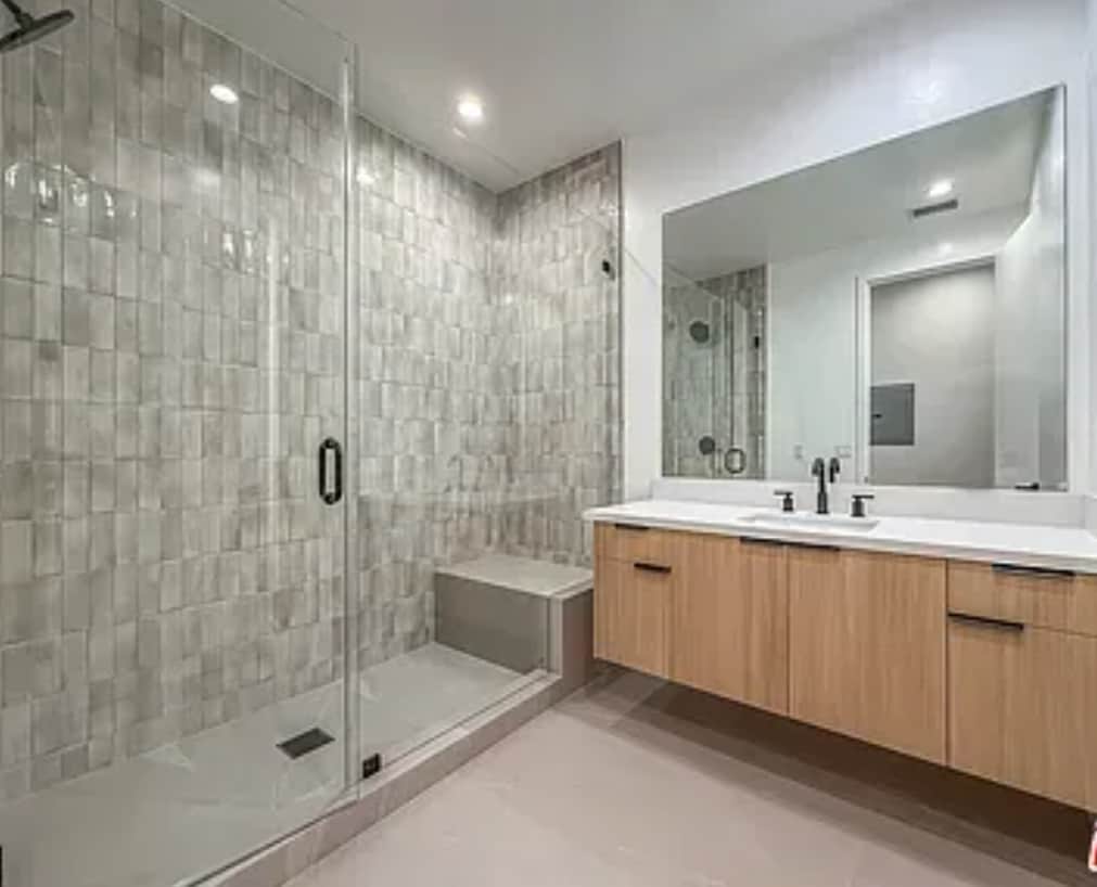 Building Photo - 150 N Arnaz Dr