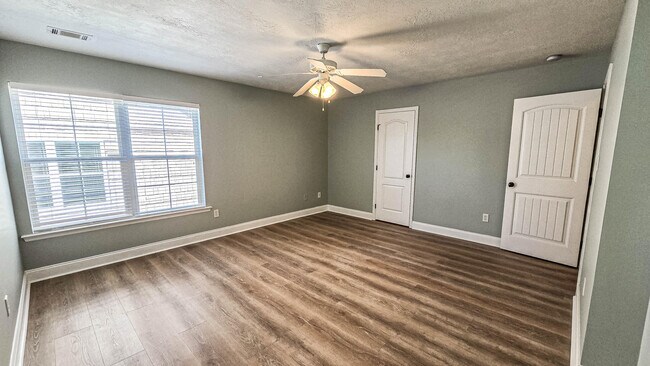 Building Photo - 831 Landing Dr