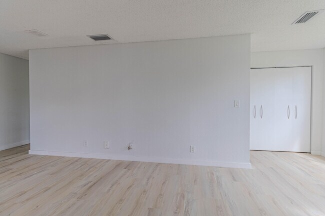 Building Photo - 3350 Pinewalk Dr N