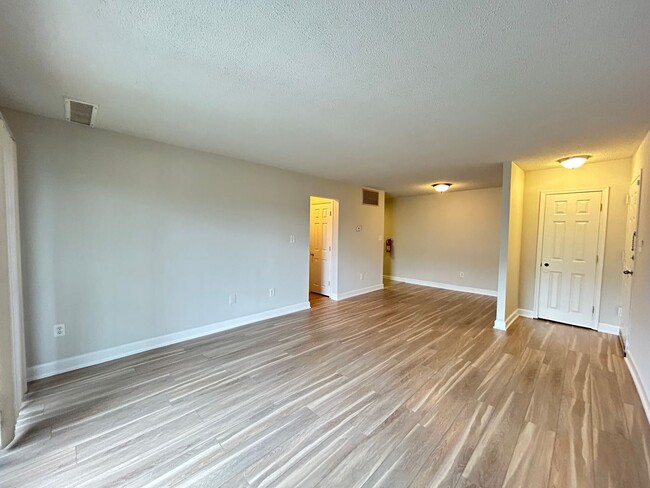 Building Photo - Renovated 1 bdrm, 1 bath Apt