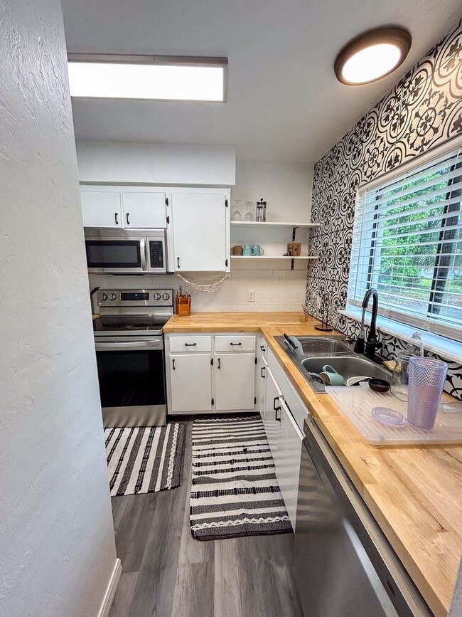 Building Photo - 1038 SW 6th Dr