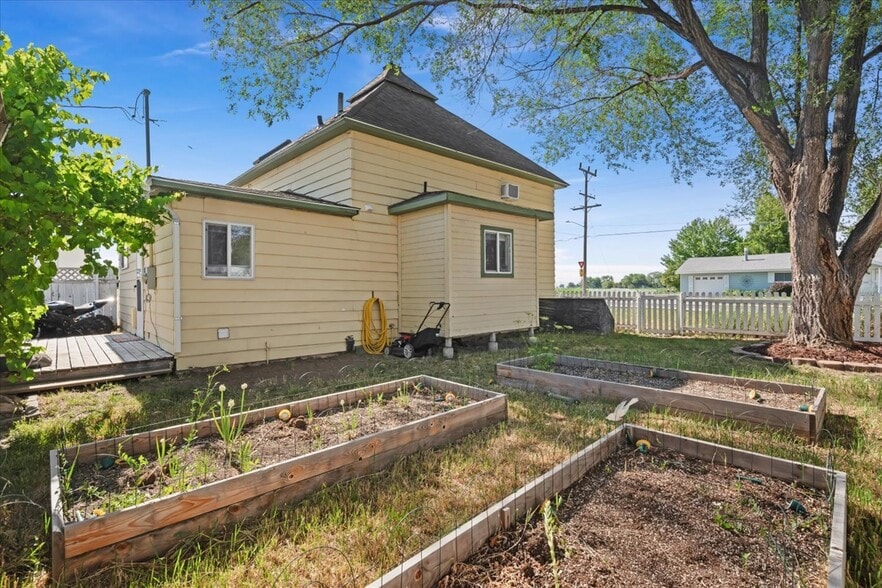 Building Photo - 1390 E 6th S