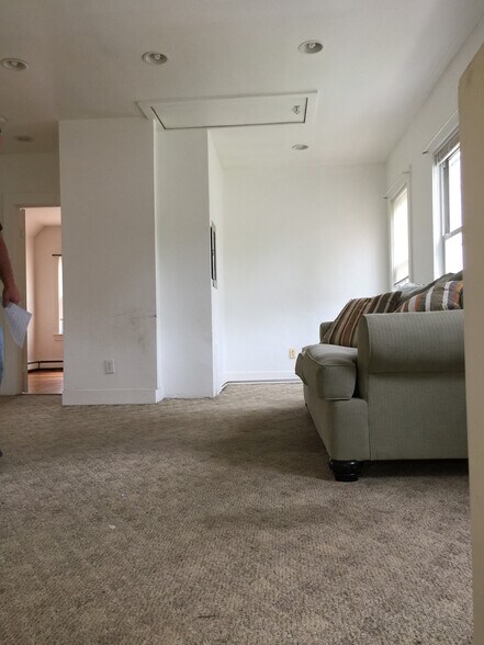 Building Photo - 9 Chestnut Ln