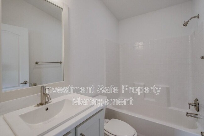 Building Photo - 4028 Charles St