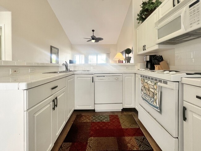 Building Photo - 2 Bedroom 2 Bathroom Fully Furnished secon...