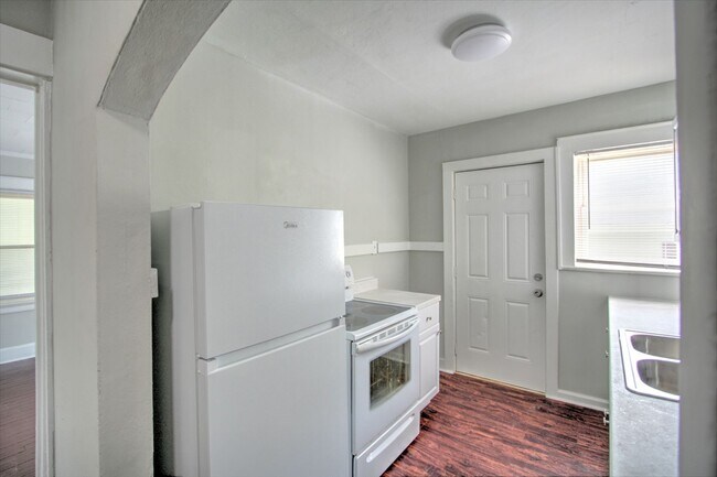 Building Photo - 1011 E Ellerbee St