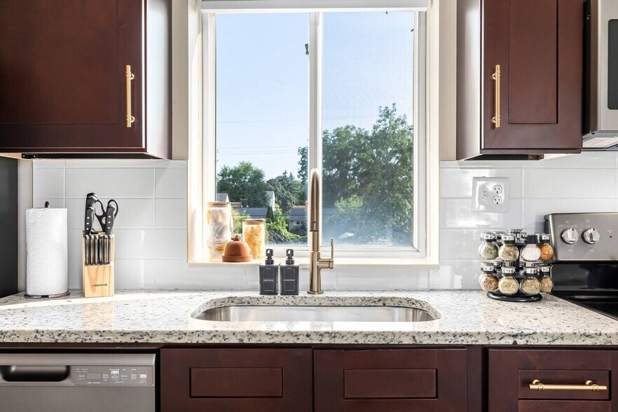 Building Photo - 18939 Sharon Ln