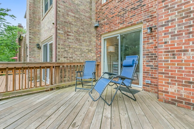 Building Photo - 2883 Sutton Oaks Ln