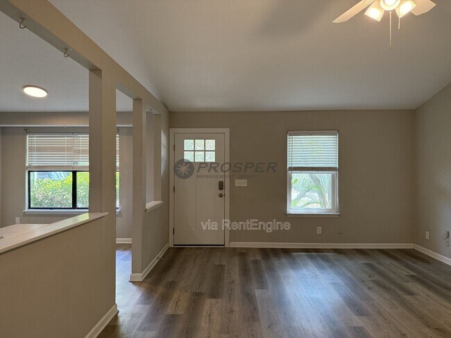 Building Photo - 1047 Oakcrest Dr