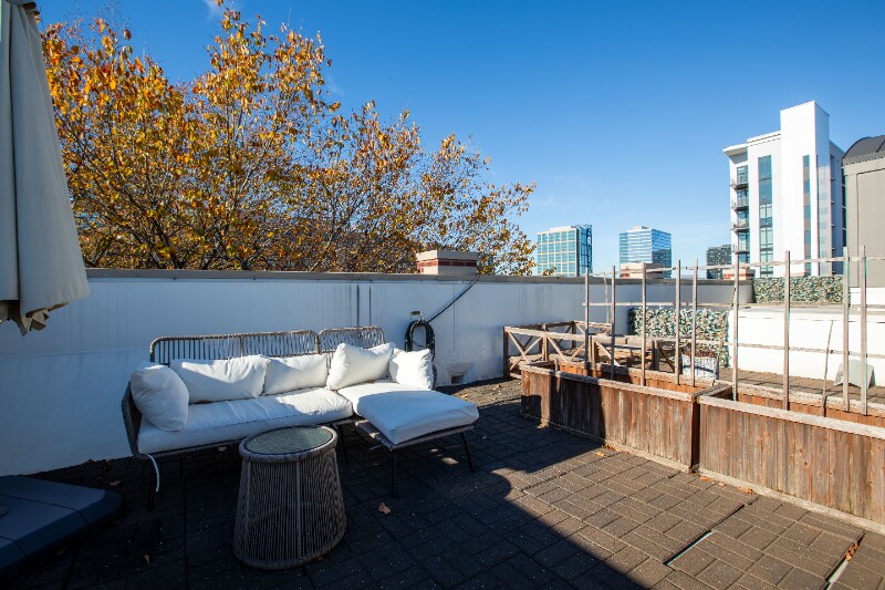 Building Photo - 2133 Southend Dr