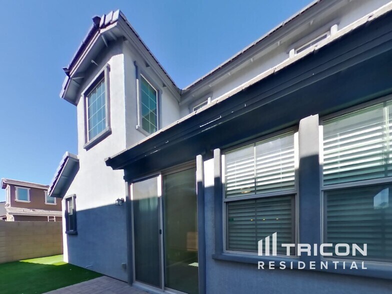 Building Photo - 323 N 56th Pl