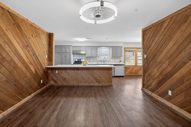 Building Photo - 2027 Ottawa Ln