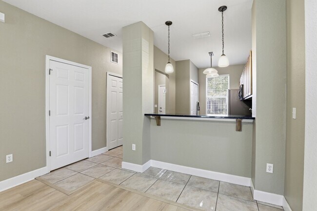 Building Photo - Conveniently located condo in Grantwood