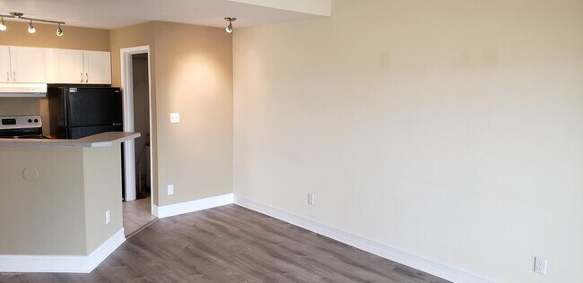 Building Photo - 1801 Island Club Dr