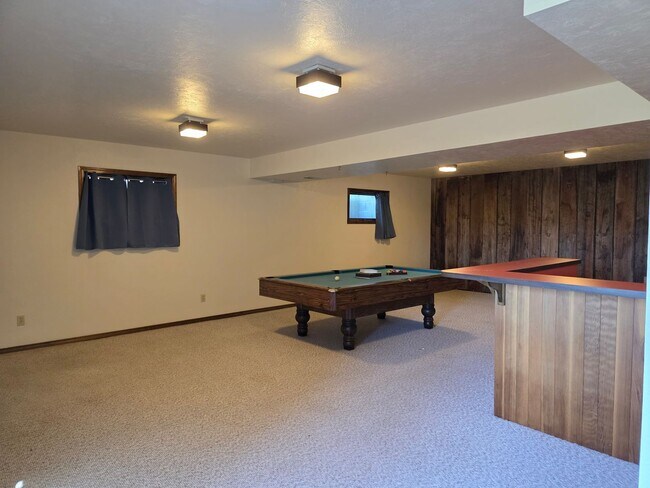 Building Photo - Great Home with Game Room