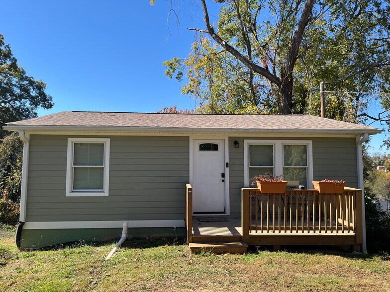 Primary Photo - 32 Pine Grove Ave