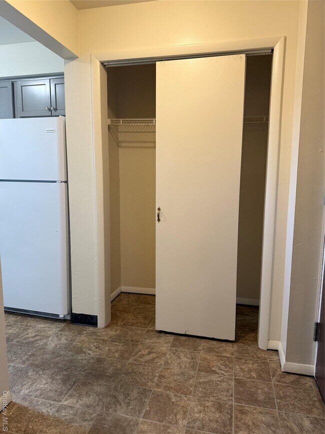 Building Photo - 33 Oak St