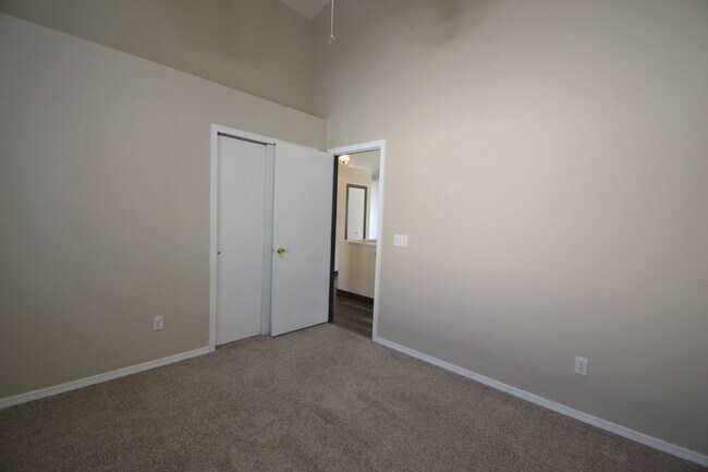Building Photo - 5 Bed 3 Bath Ranch with Finished Basement