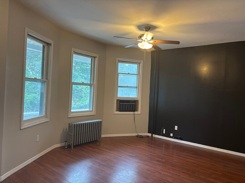 Primary Photo - 421 River Dr