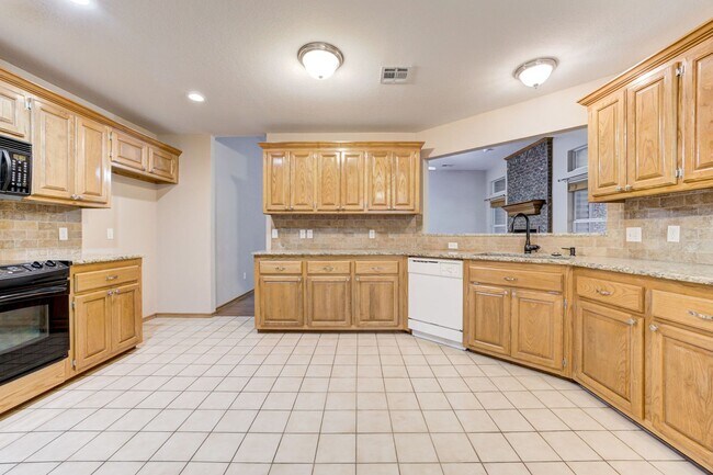 Building Photo - Beautiful 3x2 with Sunroom in Yukon