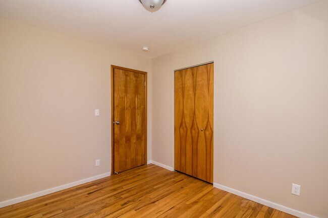 Building Photo - 2420 N Circle Dr