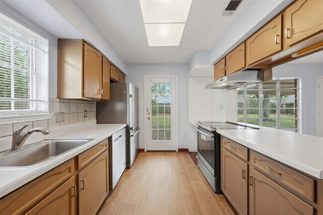 Building Photo - 7015 Pella Dr