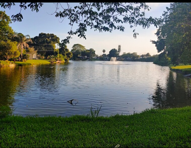 Neighborhood crescent lake walking distance - 6449 101st Way N