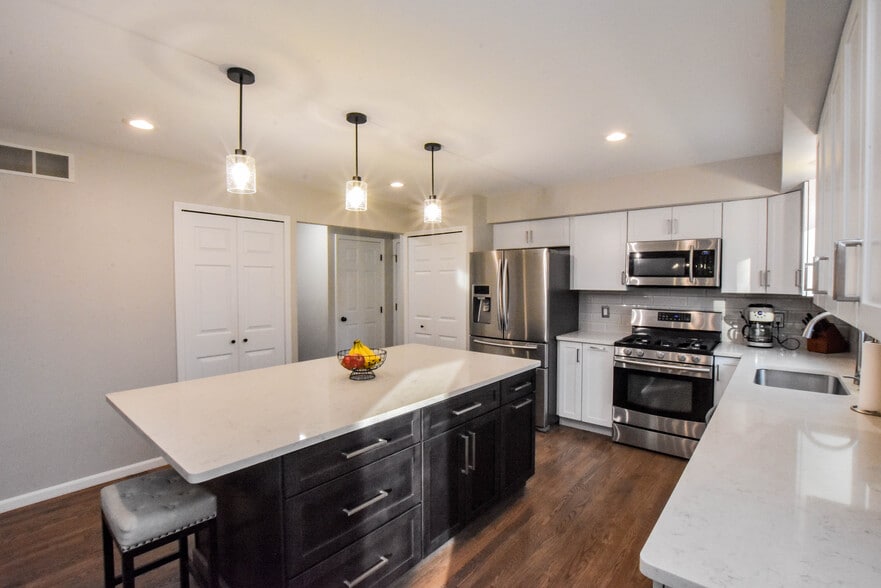 Building Photo - 2049 Laurel Oak Dr