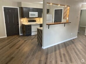 Building Photo - Renovated 2 Bedroom Apartment