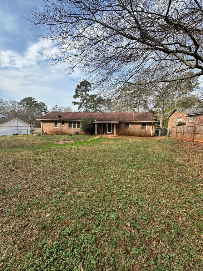 Building Photo - East-side home move-in ready