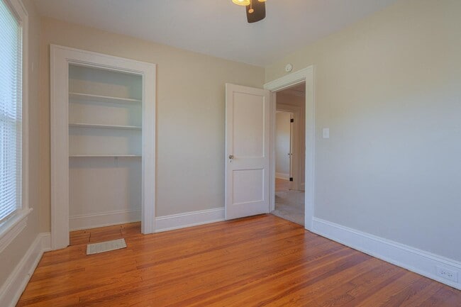 Building Photo - Grandin Court Foursquare convenient to SW City & SW Co!