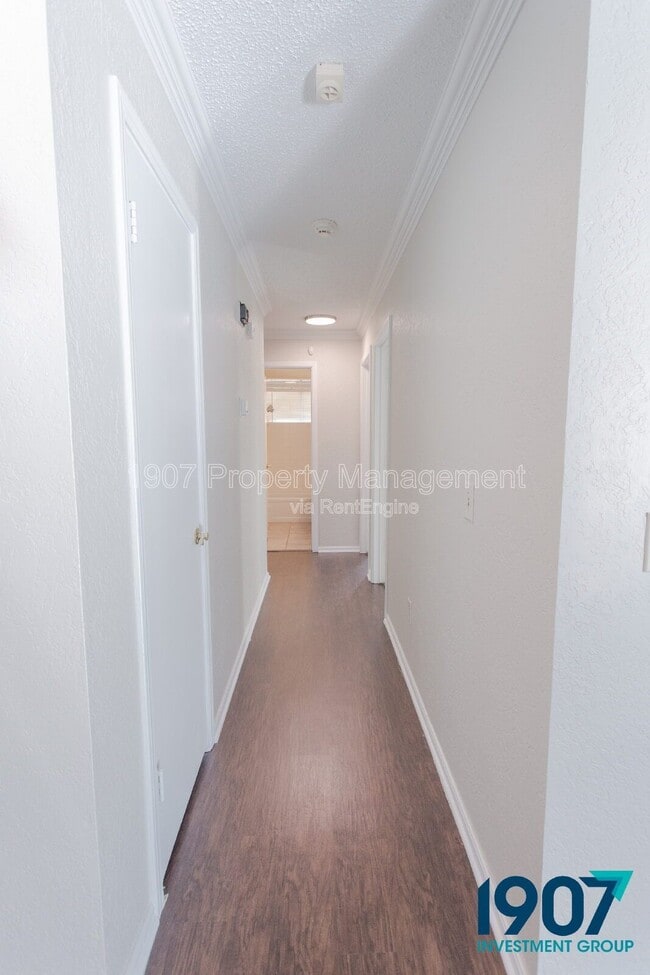 Building Photo - 1008 NW 7th Pl