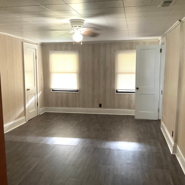 Building Photo - Farm house with 3 bedrooms, 1 1/2 baths