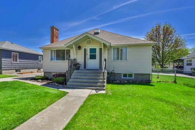 Fully fenced backyard, driveway. - 218 E Walton Ave