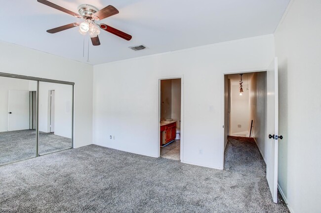 Building Photo - 2 br, 2.5 bath Townhome - 17423 Red Oak Dr...