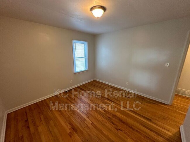 Building Photo - 5911 Farley Ave