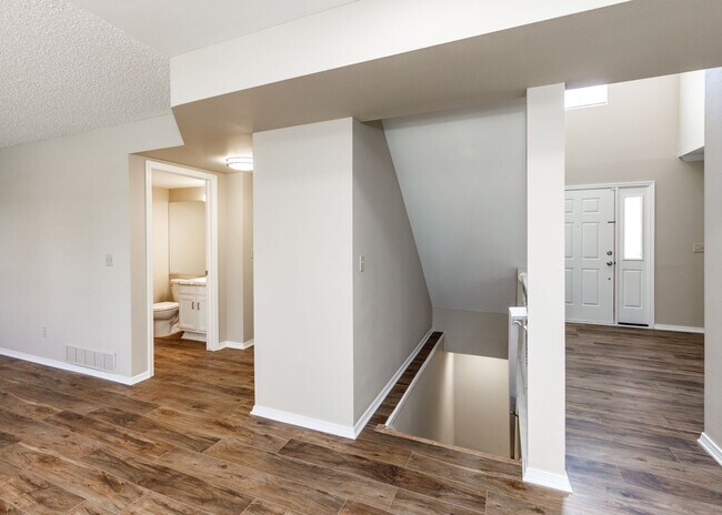 Building Photo - Stunning 5 Bedroom, 3.5 Bath Remodeled Hom...